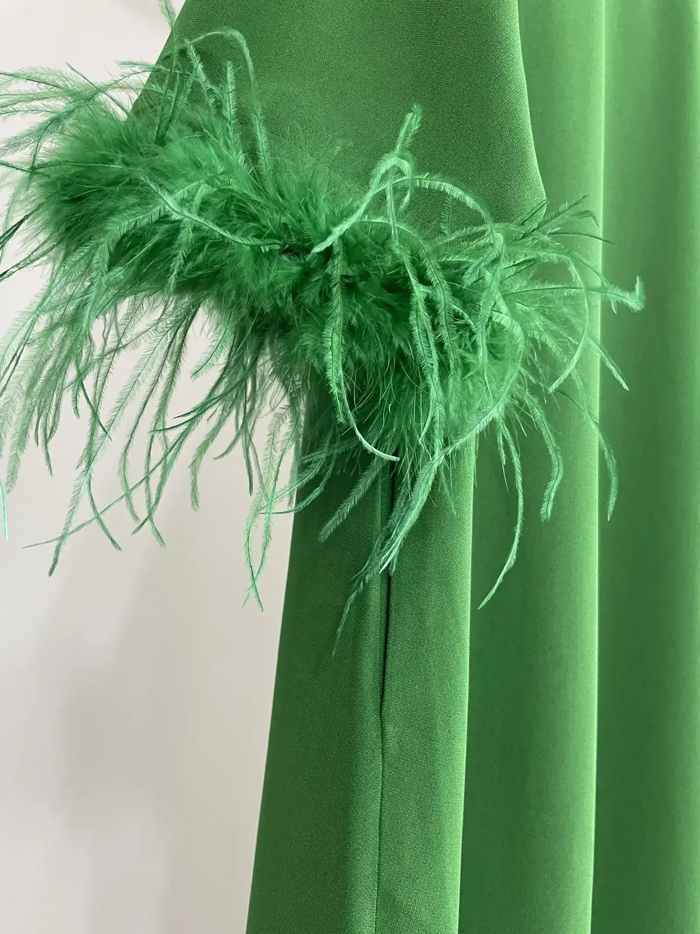 Женское платье средней длины с пышными рукавами цвет в ассортименте