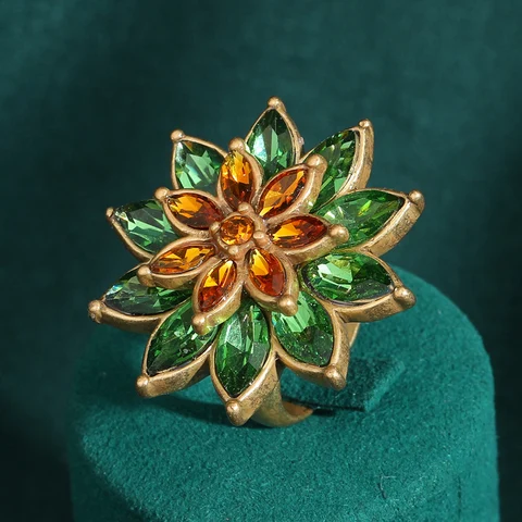 LOVE GREEN LIVE GREEN Золотое кольцо с кристаллами в виде цветка лотоса