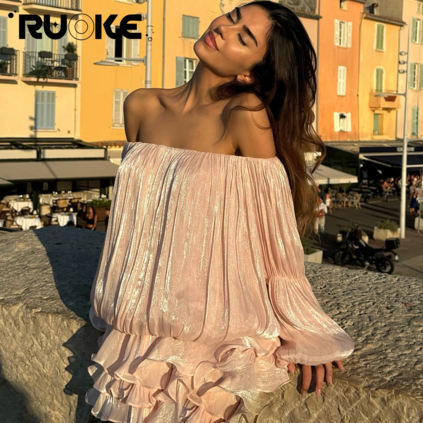 Фото [RUOKE] Элегантное романтическое платье для отпуска, женское мини-платье с открытыми плечами и оборками, многоярусное платье с вырезом-лодочкой для летнего пляжного отдыха и вечеринок №1