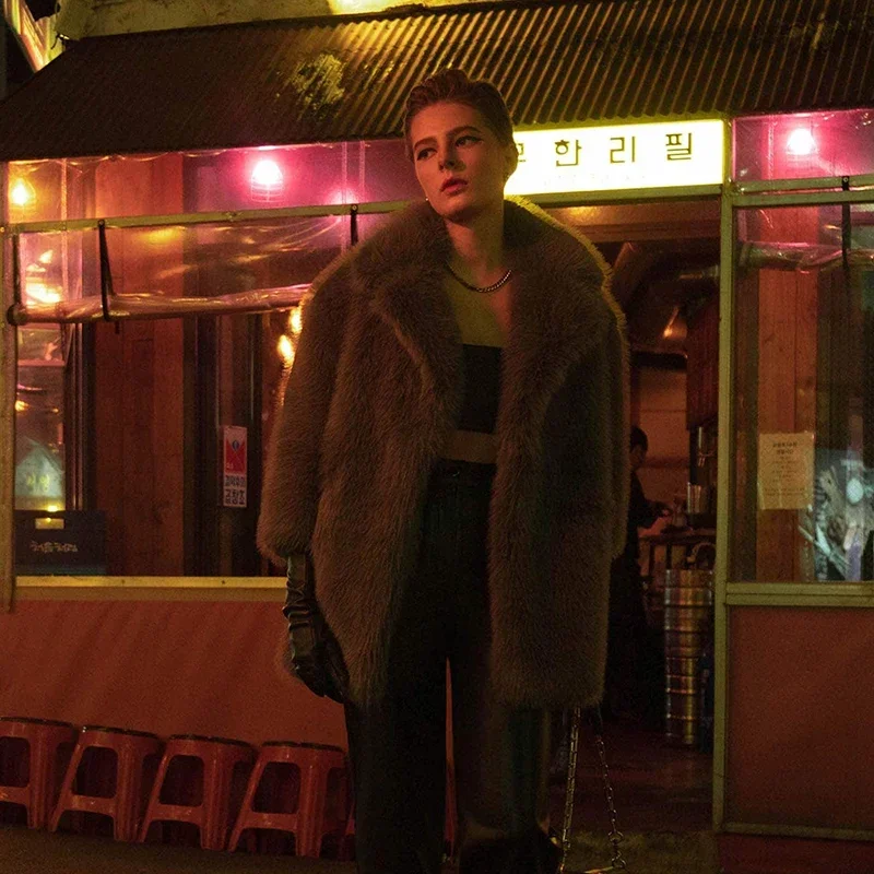 Пушистая длинная шуба из искусственного меха женская зимняя коллекция 2023 года