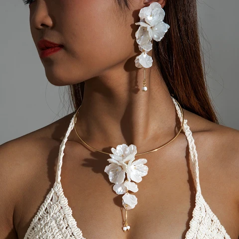 Комплект сережек Tocona с белым цветочком