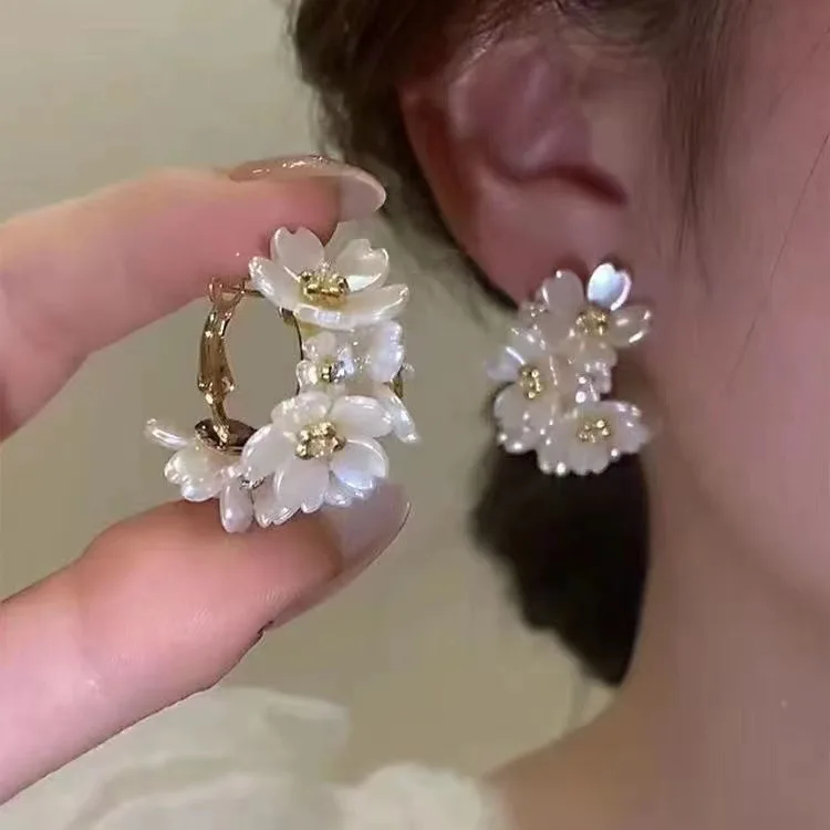 

Koren Light Luxury White Flower Pearl Petal Stud Earrings For Women Korean Zircon Exquisite Earring Party Jewelry Gift
