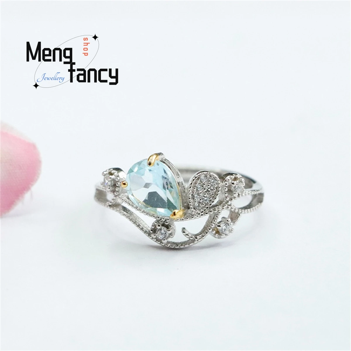 

Кольцо женское из серебра пробы с инкрустированным топазом в форме капли воды