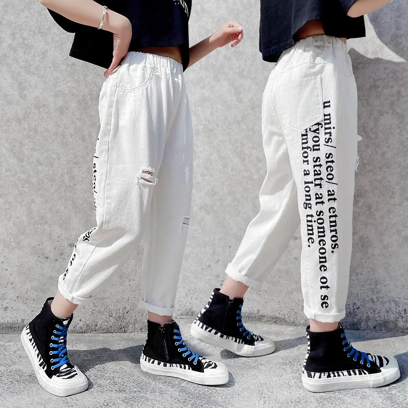 Купи Teen Girls White Denim Pants 2021 Spring New Fashion Cotton Letter Print With Ripped Korean Style Jeans Children Clothes 4-14Yrs за 1,026 рублей в магазине AliExpress