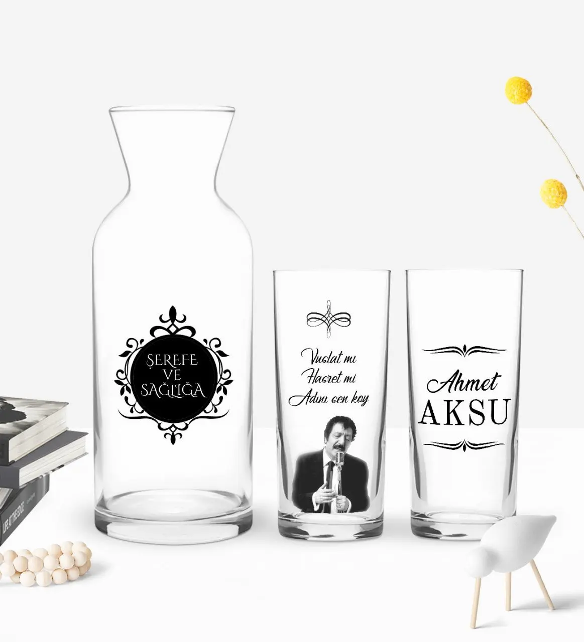 

Персонализированный красочный напечатанный Vuslat украшен двумя чашками и графином в подарок