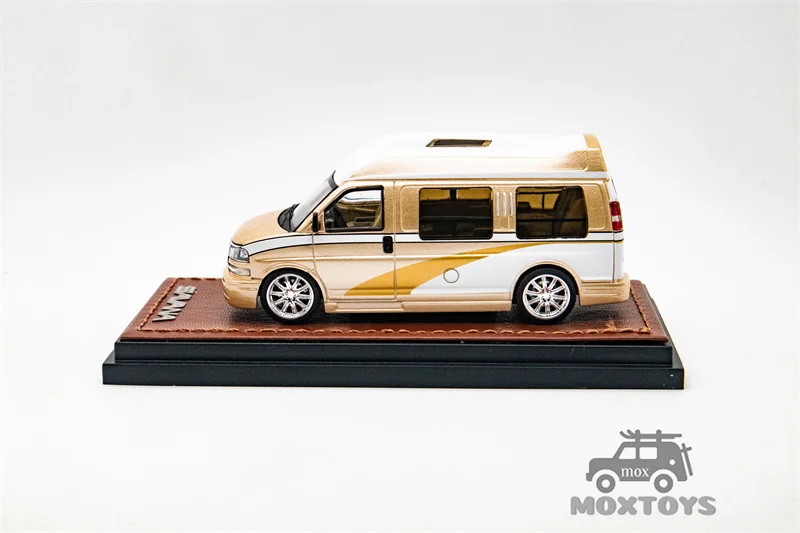 Литая под давлением модель автомобиля GOC 1:64 GMC SAVANA The Golden Tour Limited450