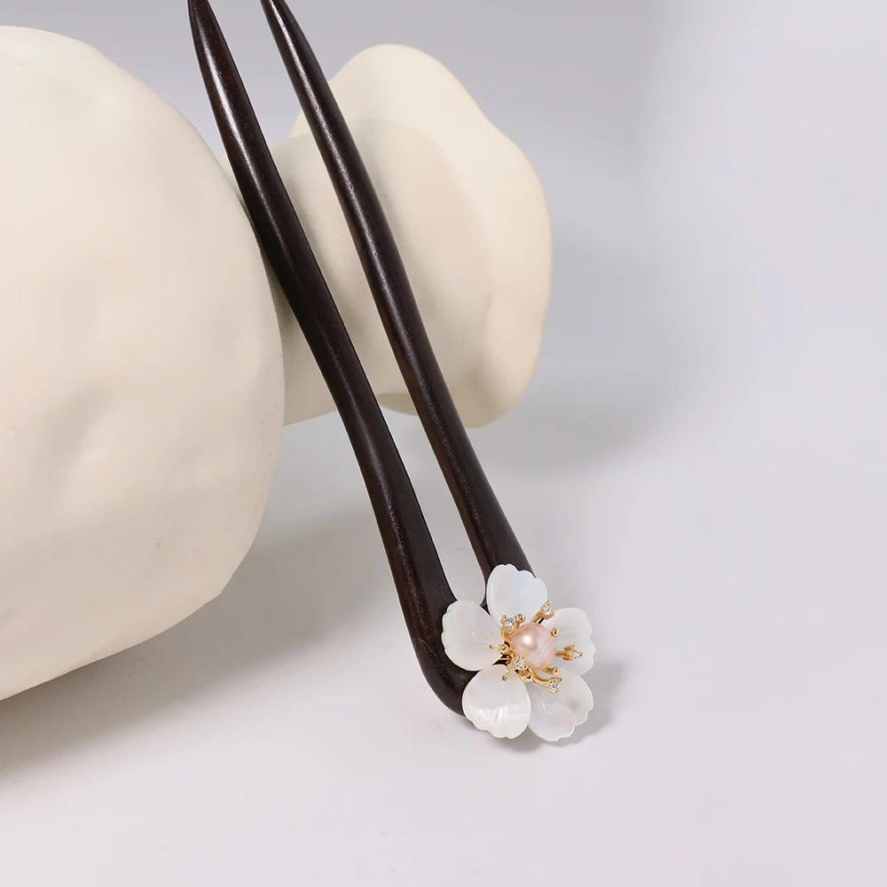 Заколка для волос в виде ракушки с цветком сандалового дерева и жемчугом