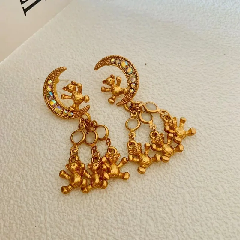

European Middle Vintage Moon Bear Earpin Earclip