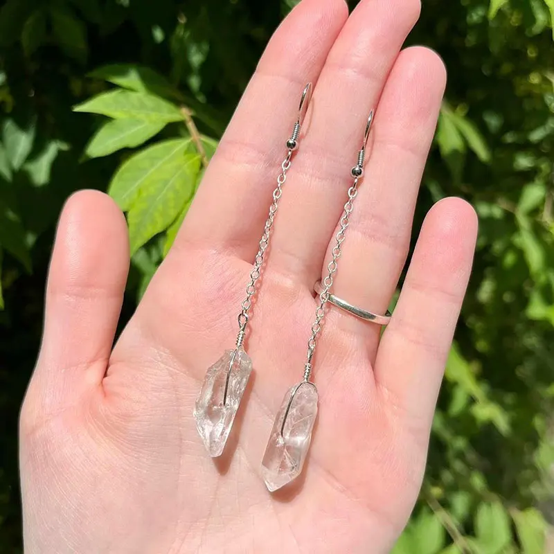 

Прозрачные кварцевые серьги-подвески с серебряной цепочкой и кристаллами