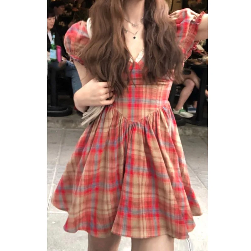 

French women's 2023 summer new skirt temperament design sense V-neck bubble sleeve skirt