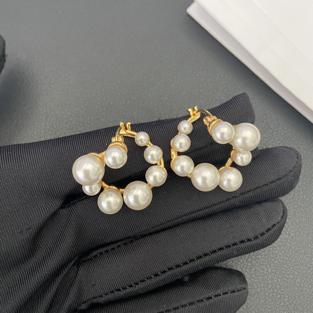 

Европейские и американские модные красивые серьги с жемчугом неправильной формы