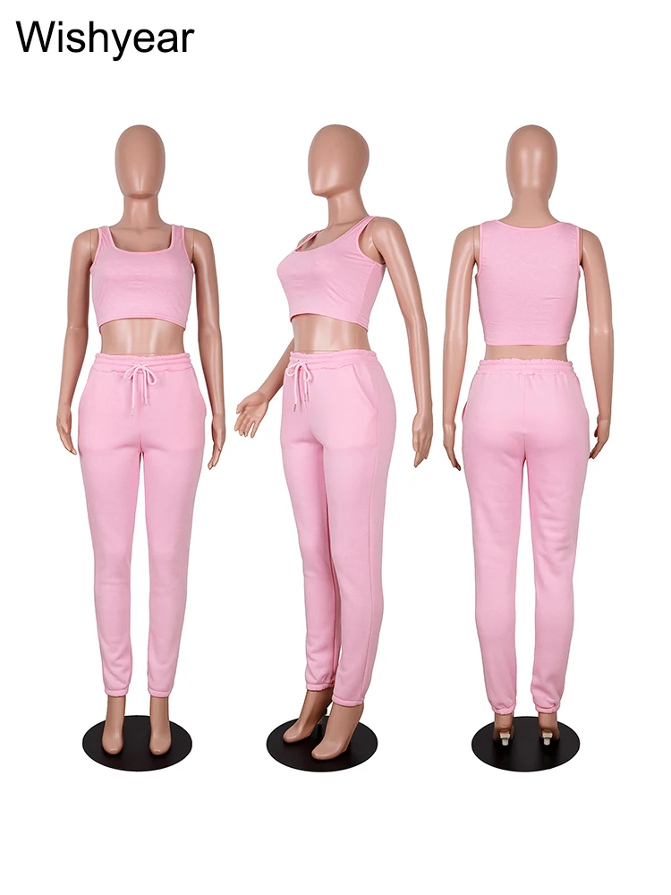 Костюм спортивный женский бархатный из кроп-топа жилета и спортивных брюк