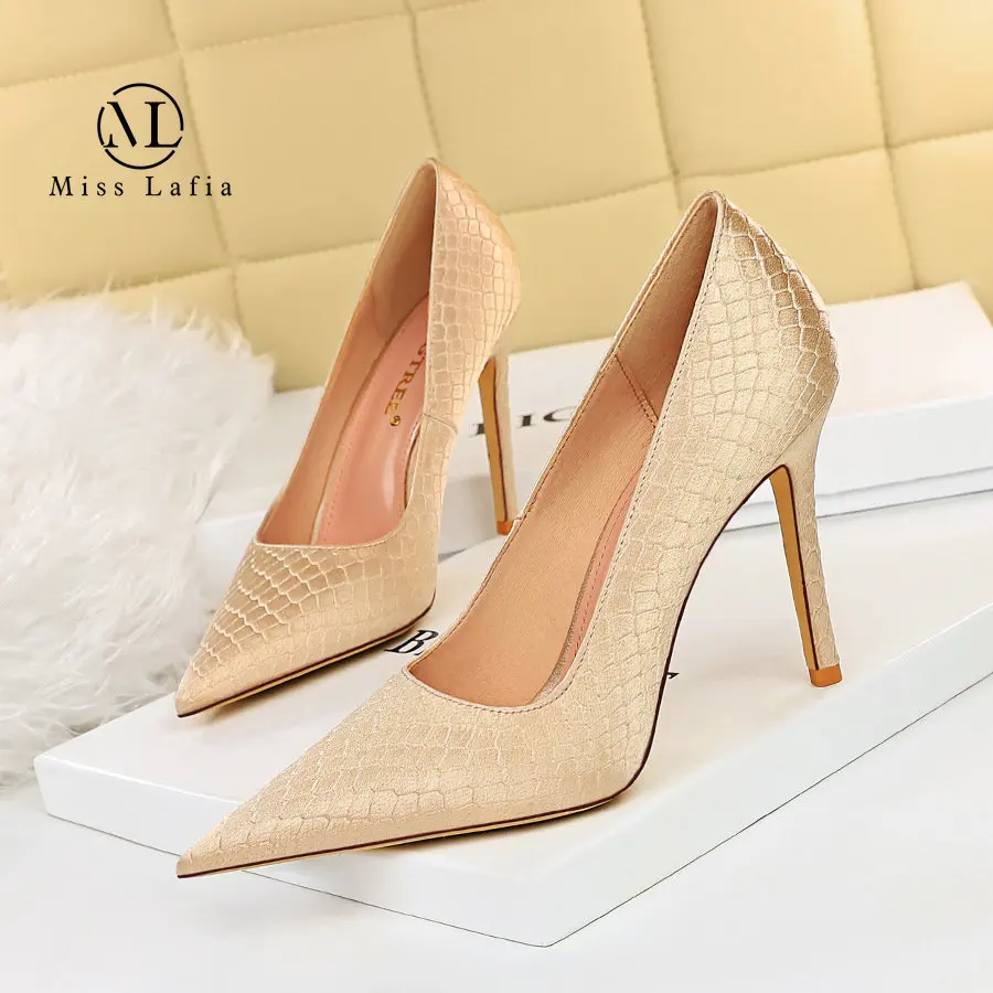 

2023 New Style Europe America Fashion Sexy Nightclub Banquet Super High Heels Fish Scales Satin Shallow Pointed Pumps Stiletto