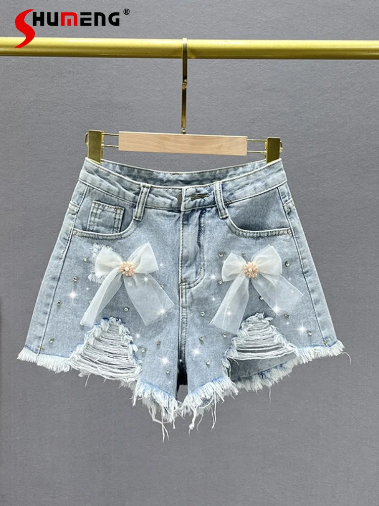 

Женские рваные джинсовые шорты с завышенной талией и бриллиантами