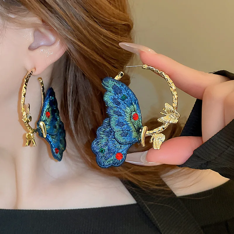 Женские серьги с вышивкой в виде синей бабочки
