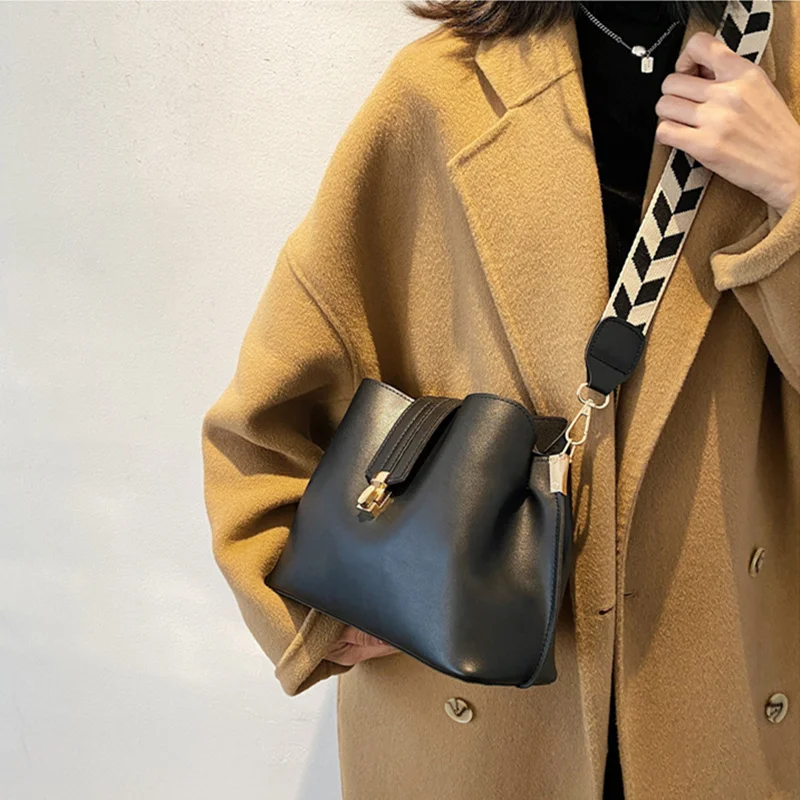 

Fashion Brand Design Large Bucket Women Crossbody Bags 2022 New Wide Strap Clutches Ladies Shoulder Messenger Bags Female Purses