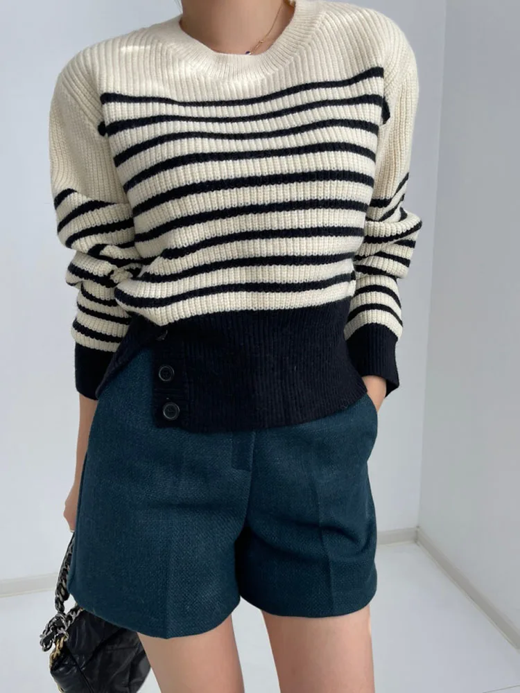 

Женский осенний свитер, новинка 2023, Модный Полосатый утепленный свитер в Корейском стиле с круглым вырезом и пуговицами для отдыха D4218