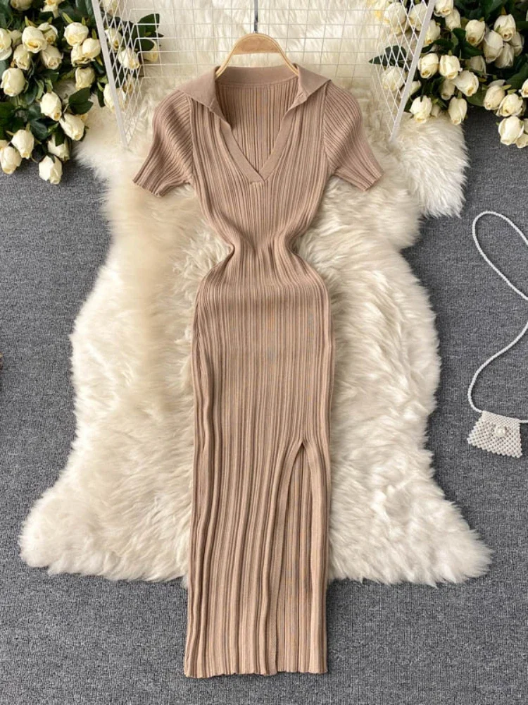 Платье женское летнее трикотажное с отложным воротником и разрезом