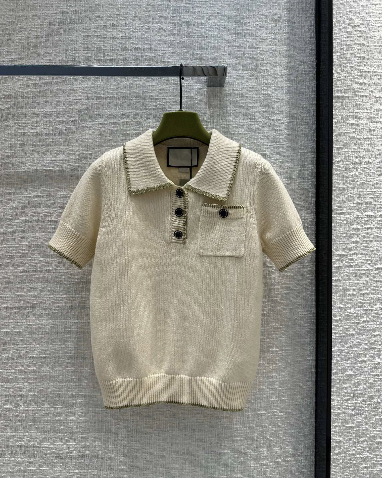 

College style short-sleeved sweater, gold and silver silk collar design handsome stylish, classic version713