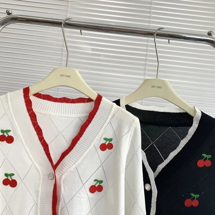 Женский вязаный кардиган с вышивкой вишни