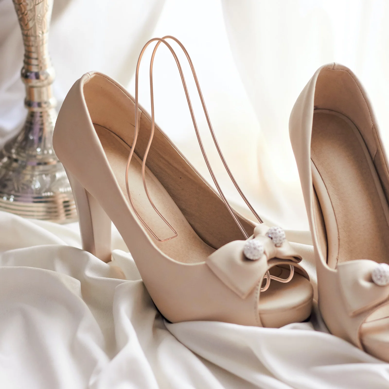 Носилки для обуви женщин. Женские сандалии. Полки демонстрации. Тип магазина.