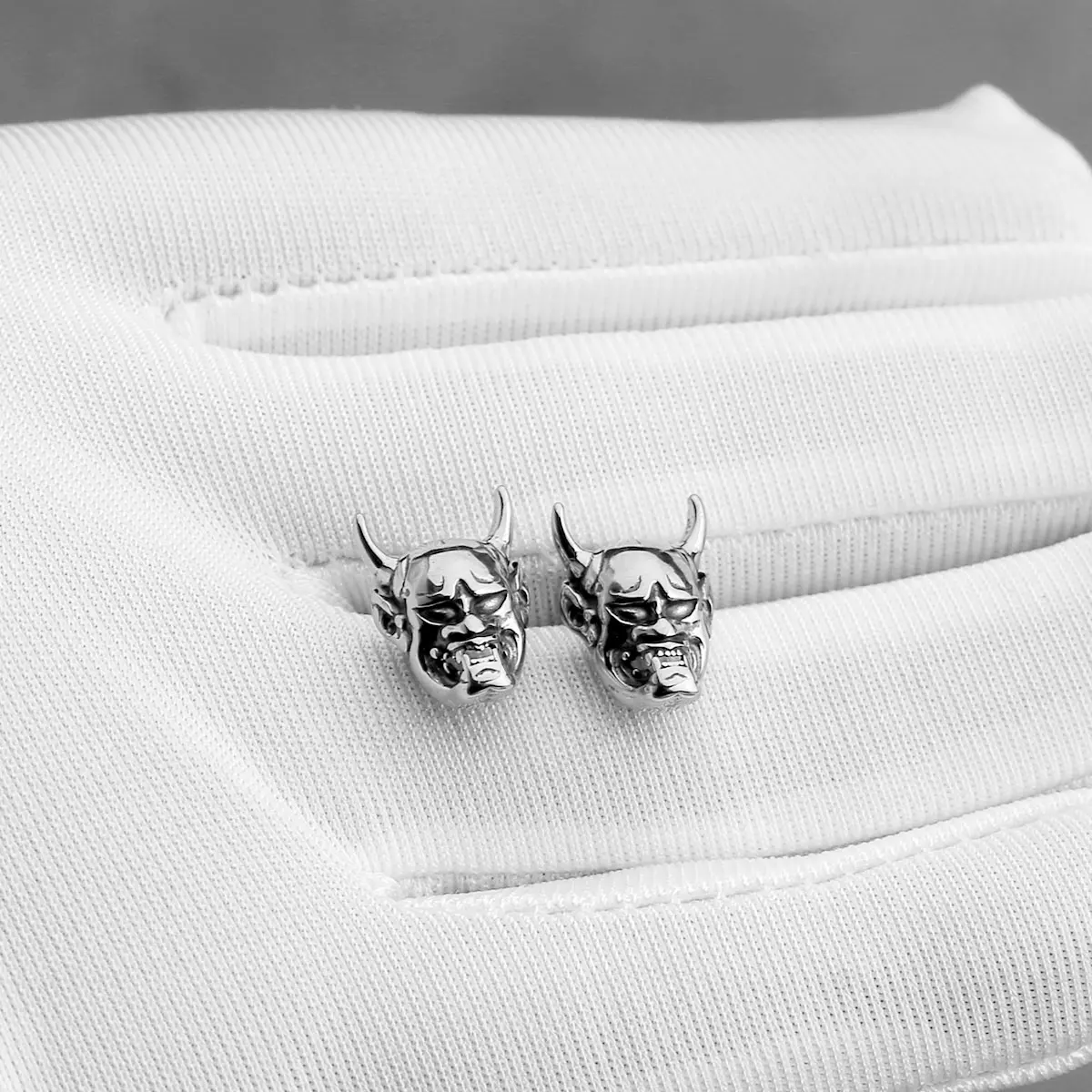Модные серьги-гвоздики в виде призрака черепа для мужчин готический демон