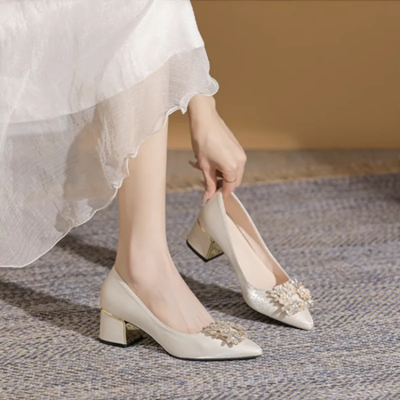 2024 элегантные женские красные шелковые свадебные туфли с жемчугом и бантом