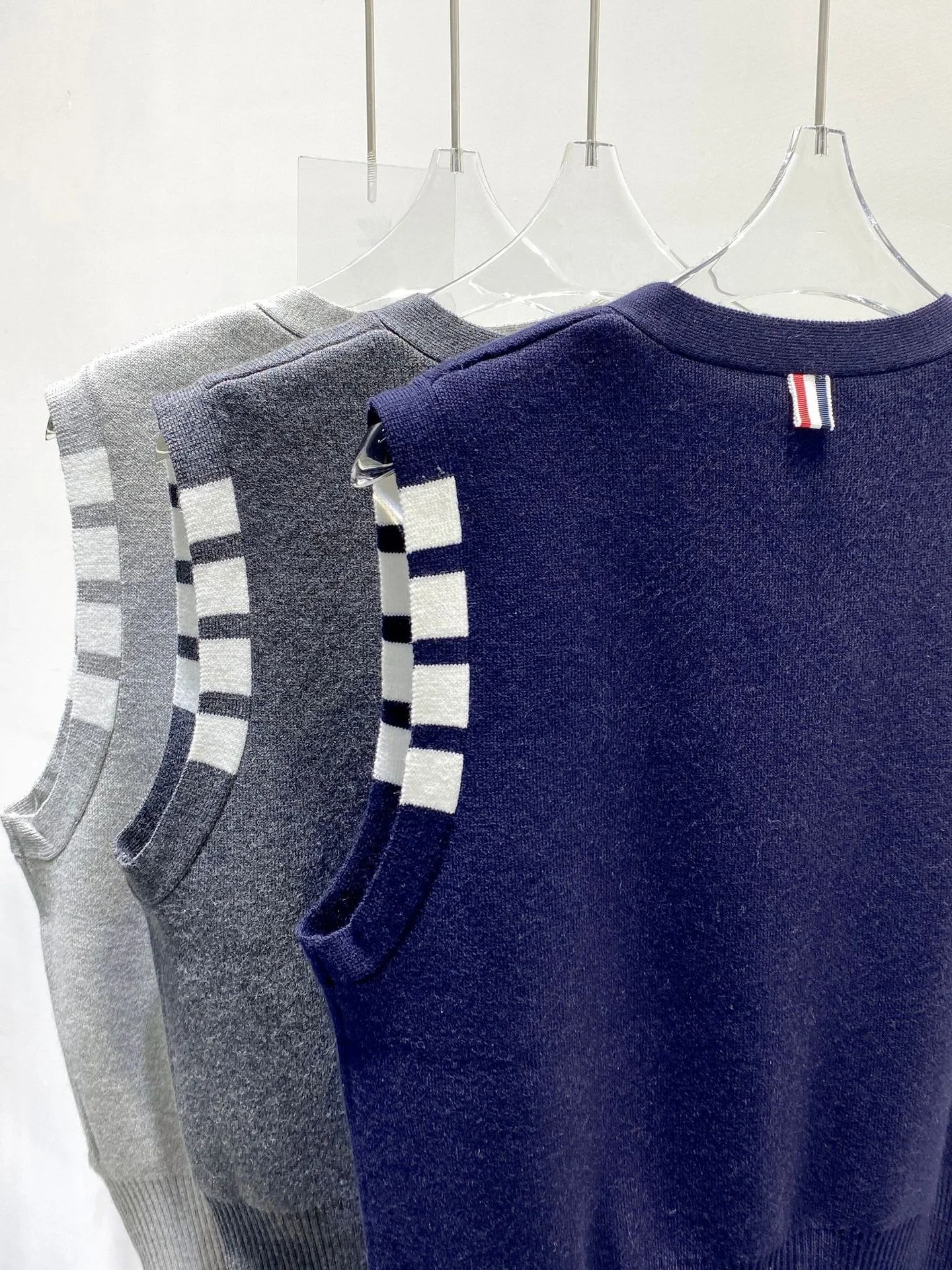 Новый жилет с вышивкой для щенков флисовый вязаный четырьмя полосками кардиган