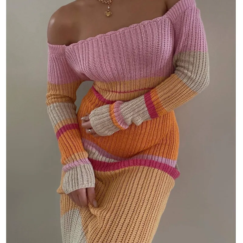 

Женское трикотажное платье-макси с открытыми плечами и длинным рукавом