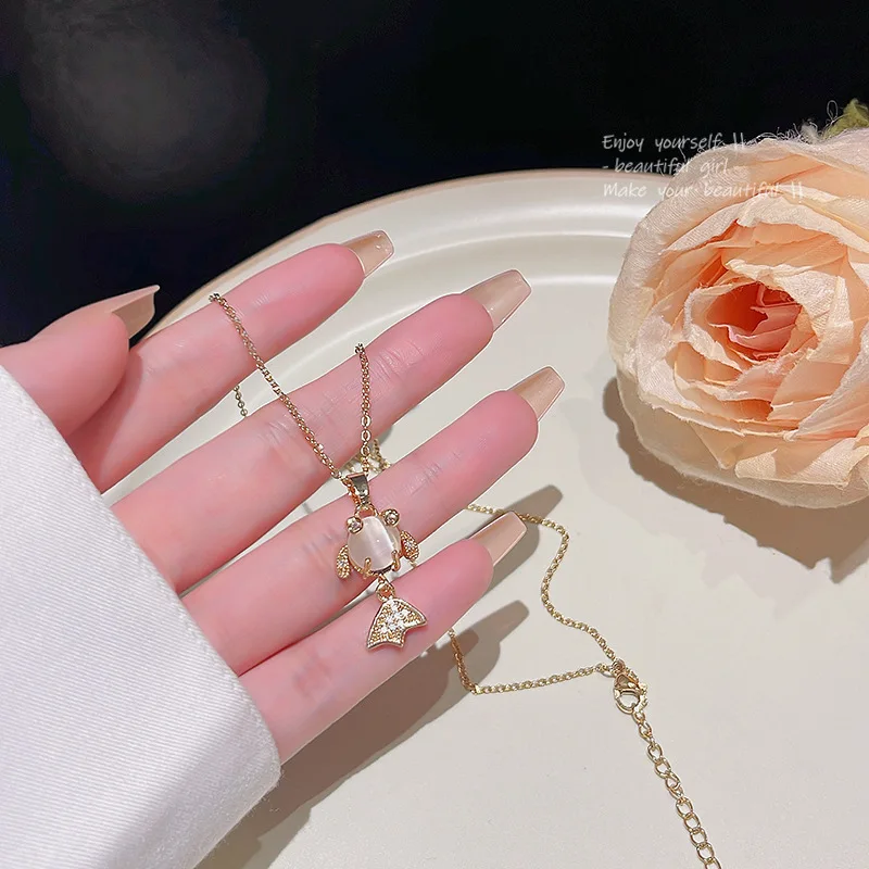 

Light Luxury Senior Design Sense Cat's Eye Small Goldfish Necklace for Women Free Shipping Items Women Goth Chains Y2k Jewelry