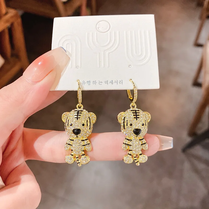 

Korean Version Of Dongdaemun Diamond Inlaid Tiger Earrings, Forest Fashion, Personalized Design, Net Red, Niche, Versa
