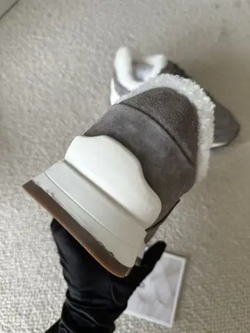 Повседневные зимние кроссовки из натуральной кожи с подкладкой из овечьей овчины.