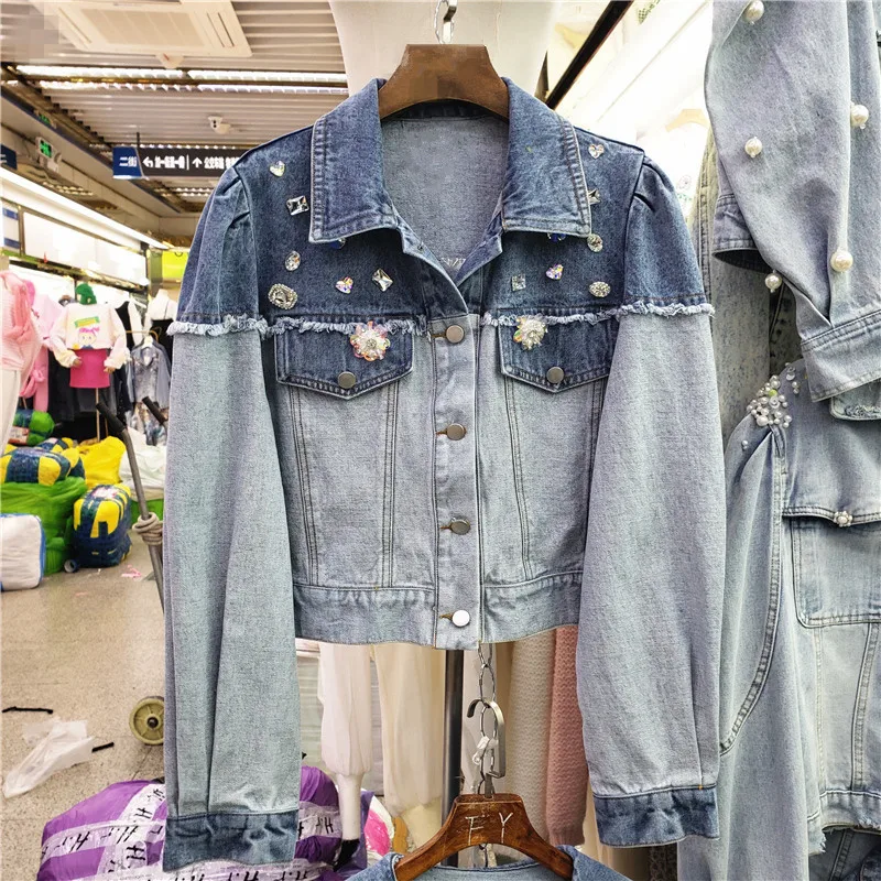 

Женская джинсовая куртка, короткая однобортная куртка составного кроя контрастных цветов со стразами, бусинами, отворотами и потертостями,...