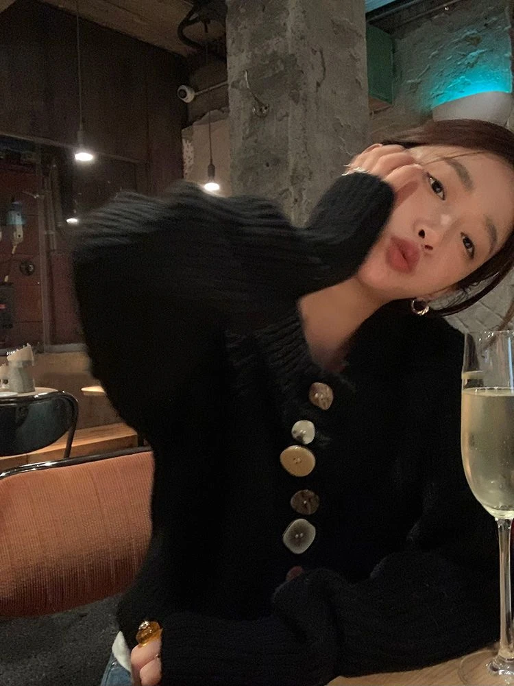 Нежный кардиган Korobov с круглым вырезом короткий топ асимметричными пуговицами