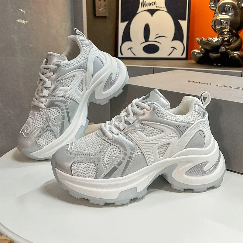 Одинаковая спортивная обувь женская повседневная на толстой подошве и плоской