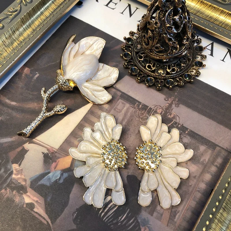 

2023 Vintage Europe and The United States Elegant Exquisite Medieval White Three-dimensional Flower Silver Pin Brooch Earrings