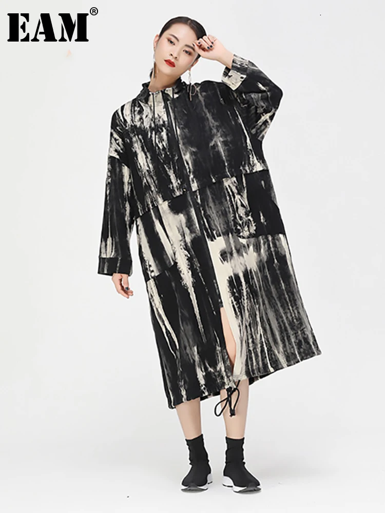 

[EAM] Women Khaki Pattern Printed Big Size Long Trench New Stand Collar Long Sleeve Loose Windbreaker Fashion Spring 2020 1D937