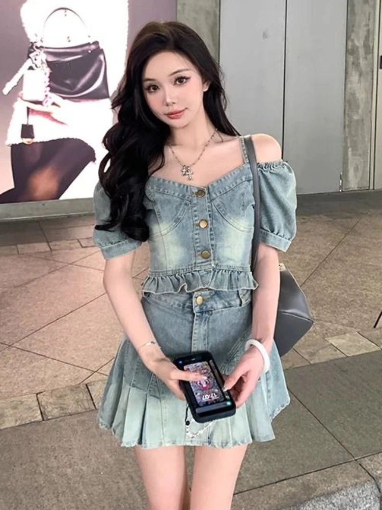 Женский джинсовый костюм с оборками коротким рукавом и вырезом лодочкой