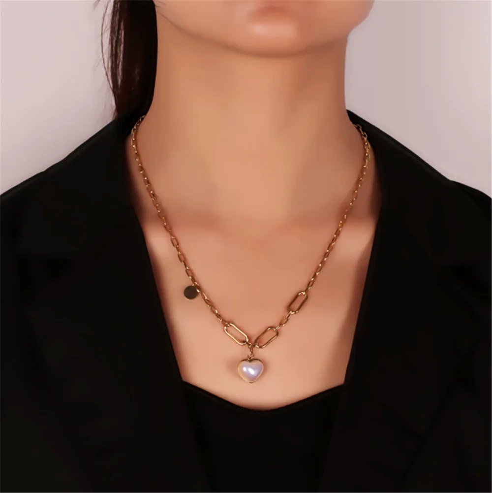

316L Stainless Steel Retro Nostalgic Gold Natural Mother-of-pearl Love Necklace, Colorless Temperament Pendant Fasshion Jewelry