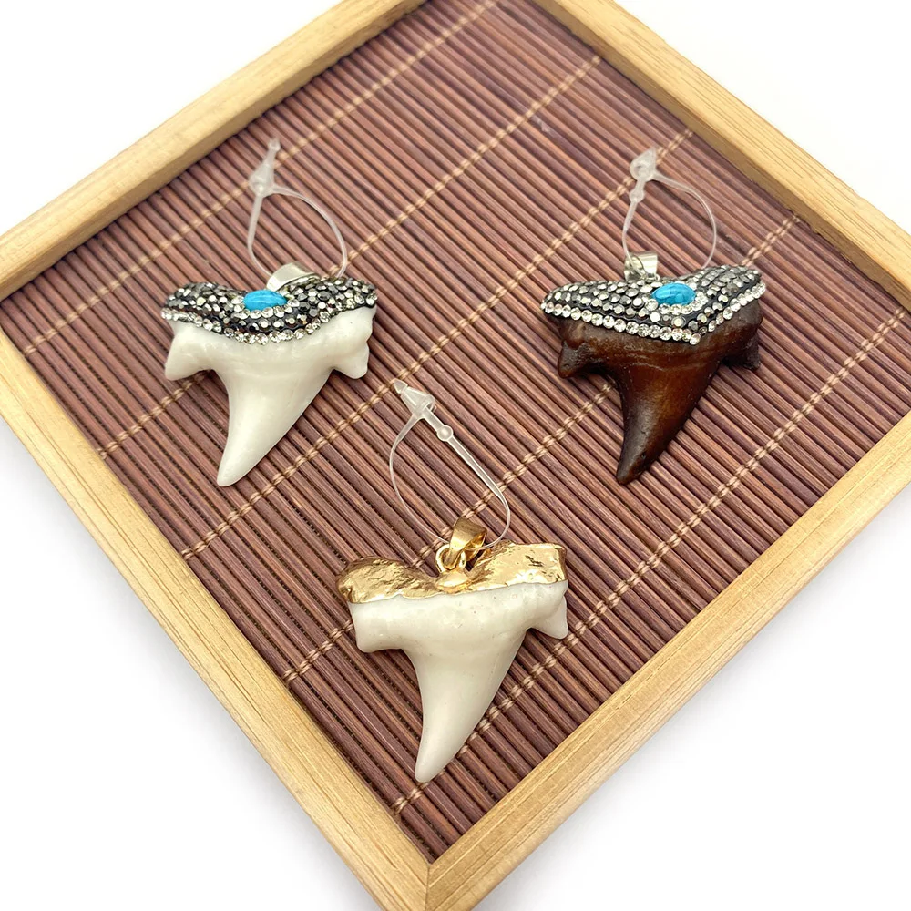 

Natural Stone Pendant White Brown Irregular Shape Electroplated Resin Cow Bone Inlaid Rhinestones Blue Pine Fashion Pendant