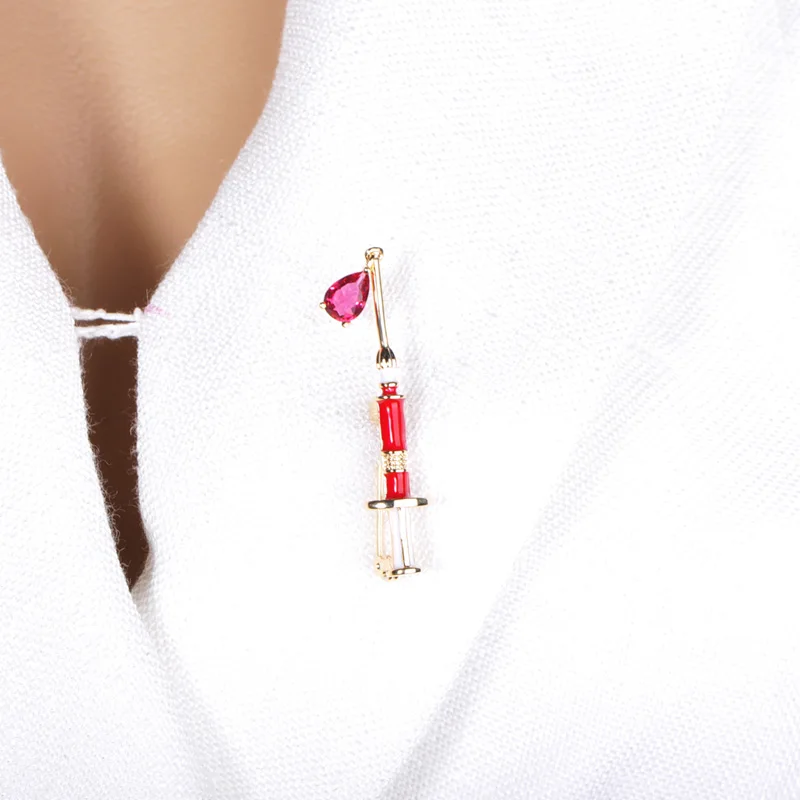 Женская брошь в форме шприца с красным цирконом капли | Броши