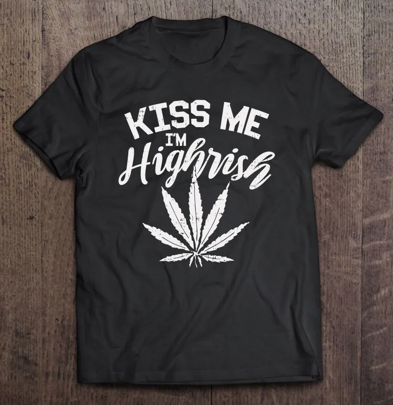 

Футболка мужская с надписью «Kiss Me'm Highrish»