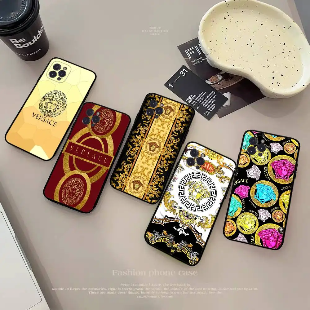 Фото Модный и роскошный чехол V-Versace для iPhone 17 16 15 14 13 12 11 Pro Max Plus Mini, силиконовый, черный №1