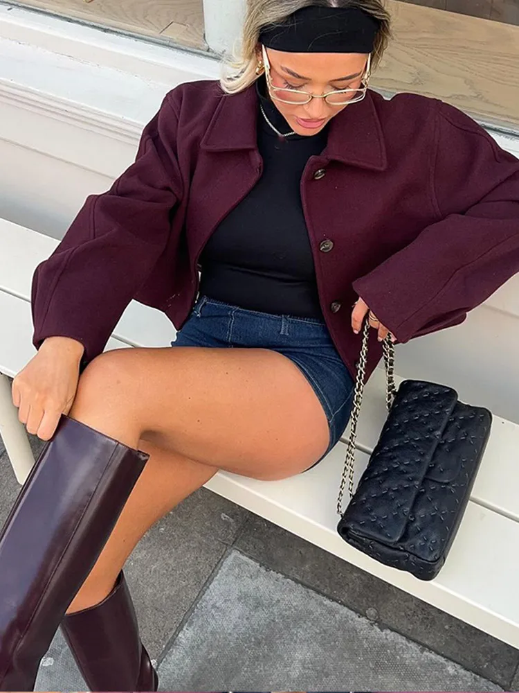 Женская однобортная куртка с лацканами и карманами однотонная длинным рукавом