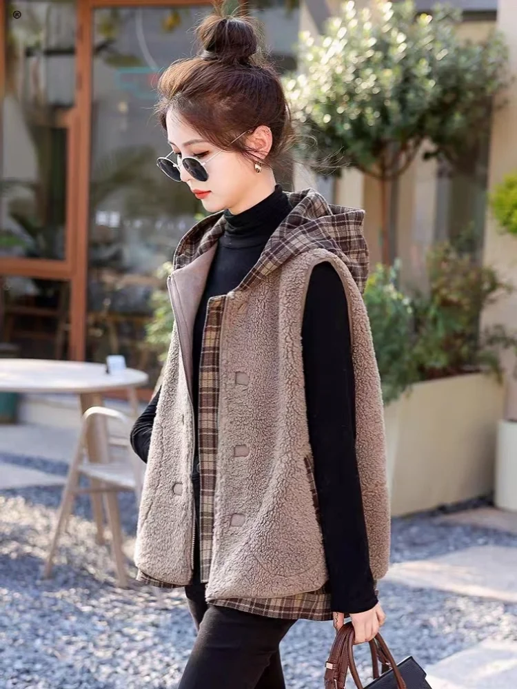 Женский кардиган без рукавов на молнии с капюшоном