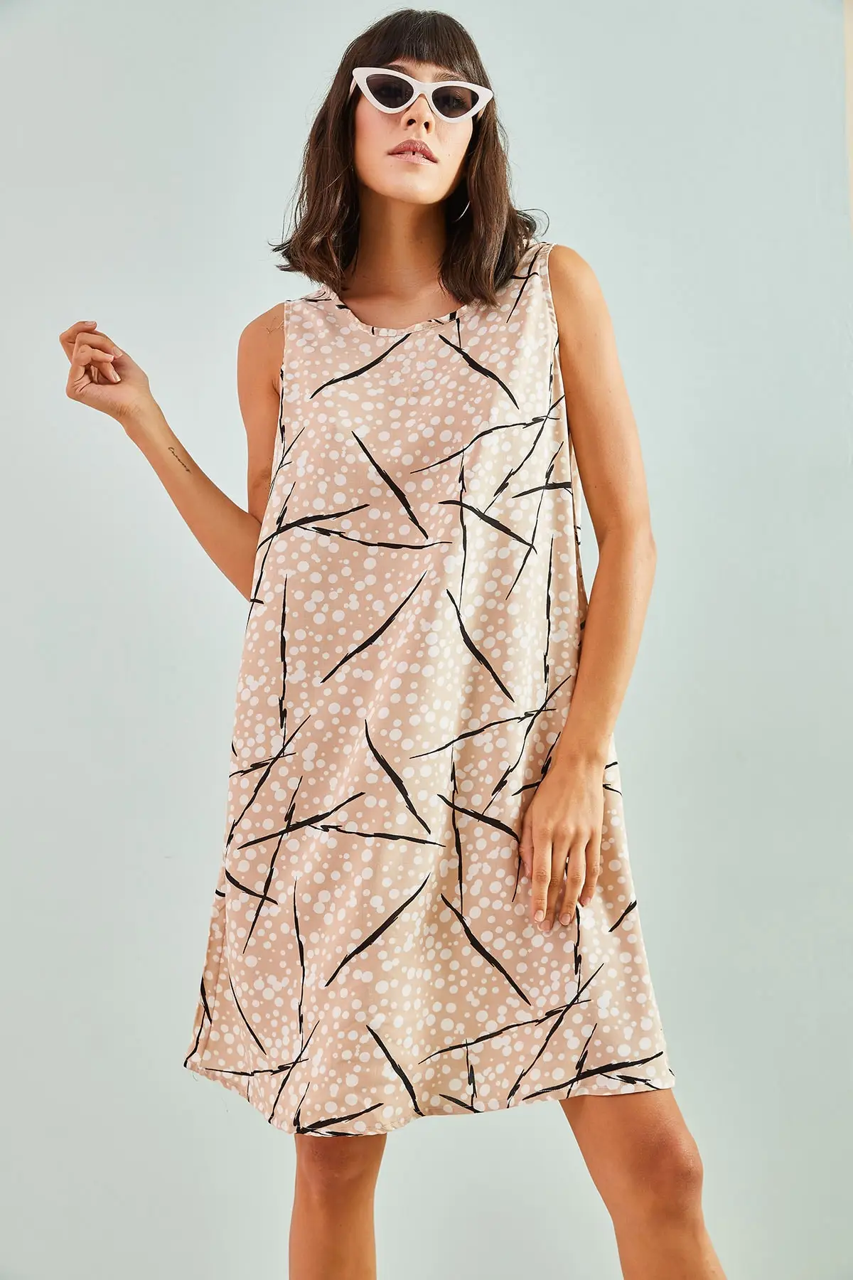 

Женское платье из вискозы, коричневое платье с цветочным принтом и низким вырезом на спине