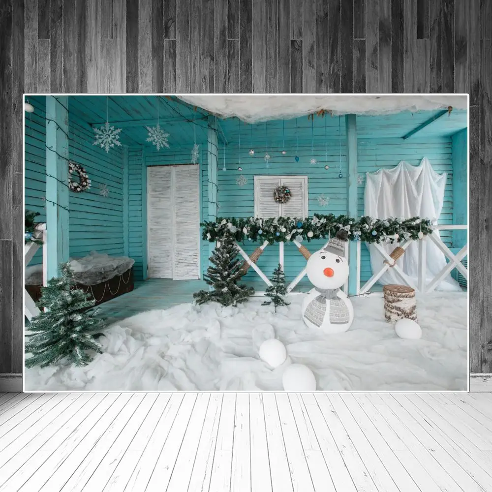 

Фон для фотосъемки с изображением рождественского деревянного дома крыльца гирлянды забора снеговика