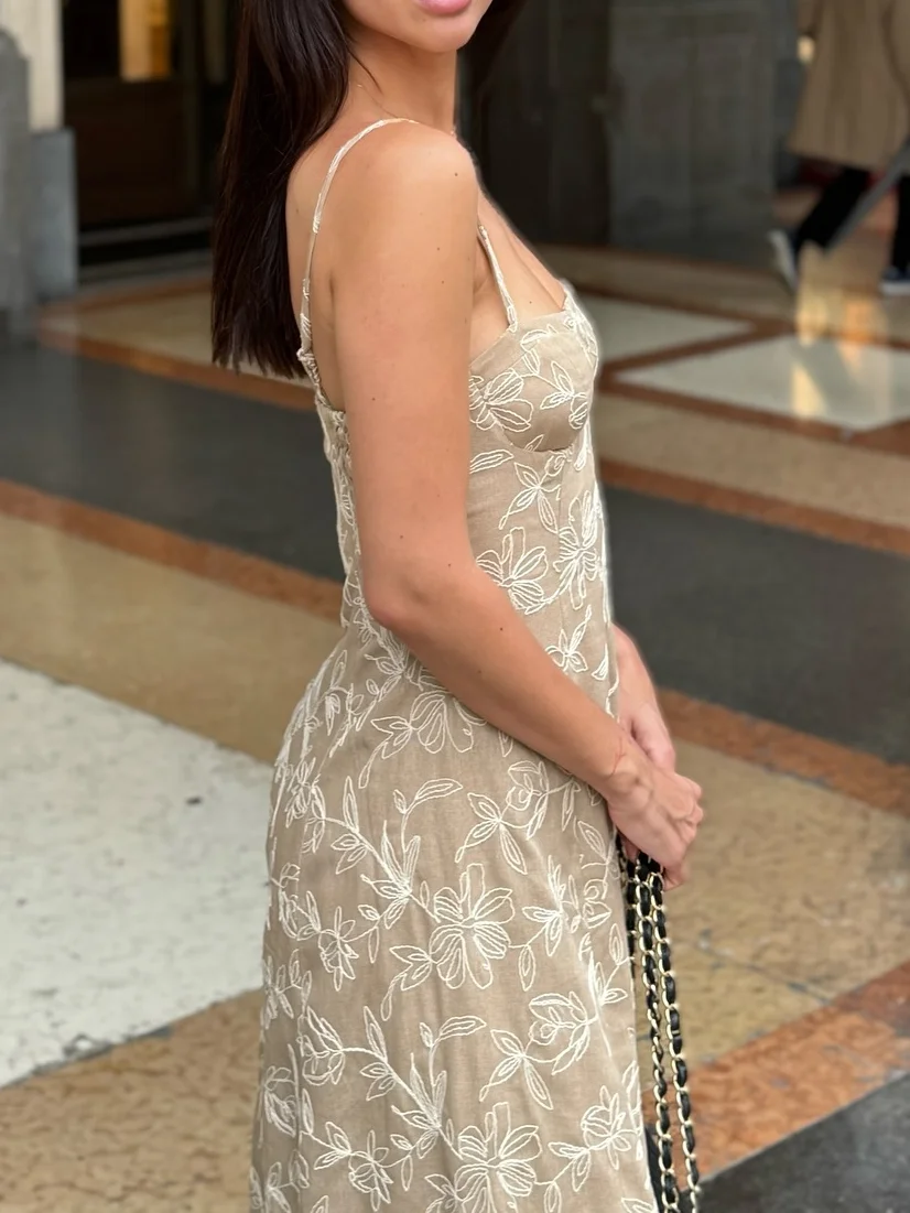 Платье-миди женское с вышивкой открытой спиной и регулируемыми бретельками