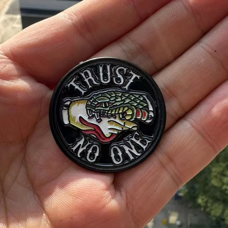Фото Брошь «Trust No One» с философической цитатой, значок «Укус крокодила», сумка для одежды, аксессуары, подарок для студента №1