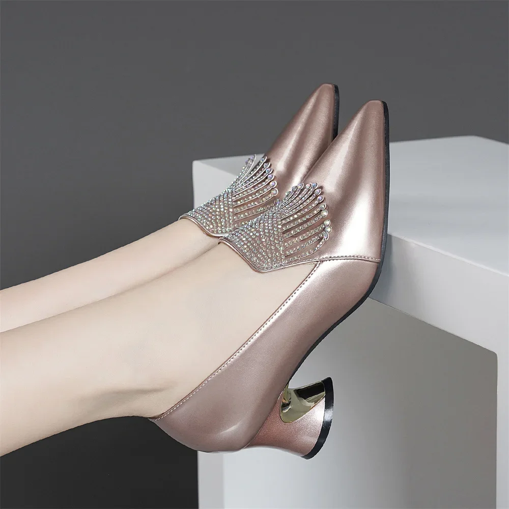 Туфли женские из лакированной кожи на среднем каблуке 5 см цветов